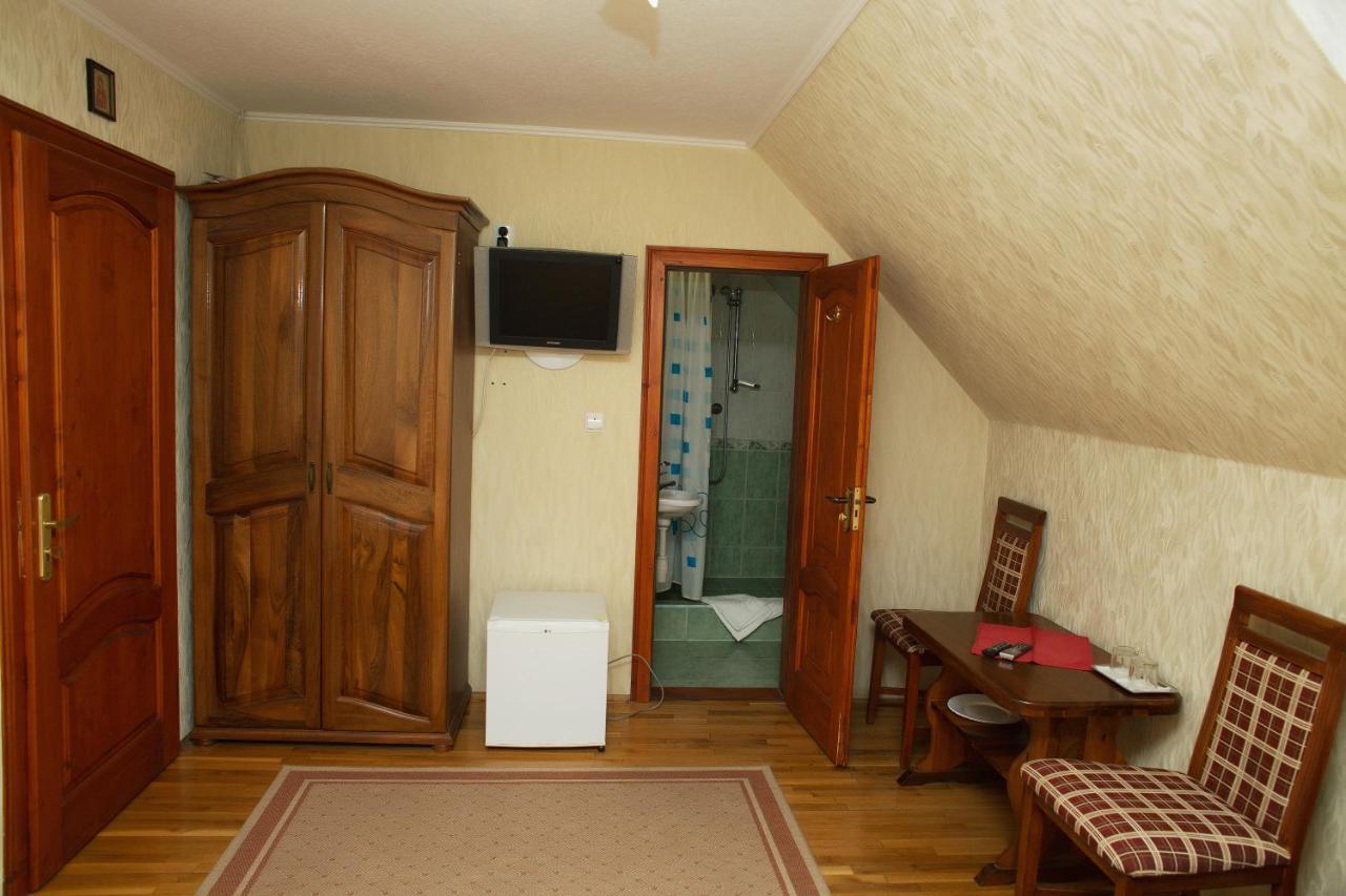 Готель «Вишневий Сад» Mukacheve Luaran gambar